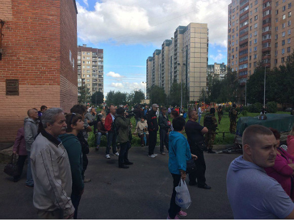 Видео: в жилом доме Петербурга завершилась спецоперация ФСБ